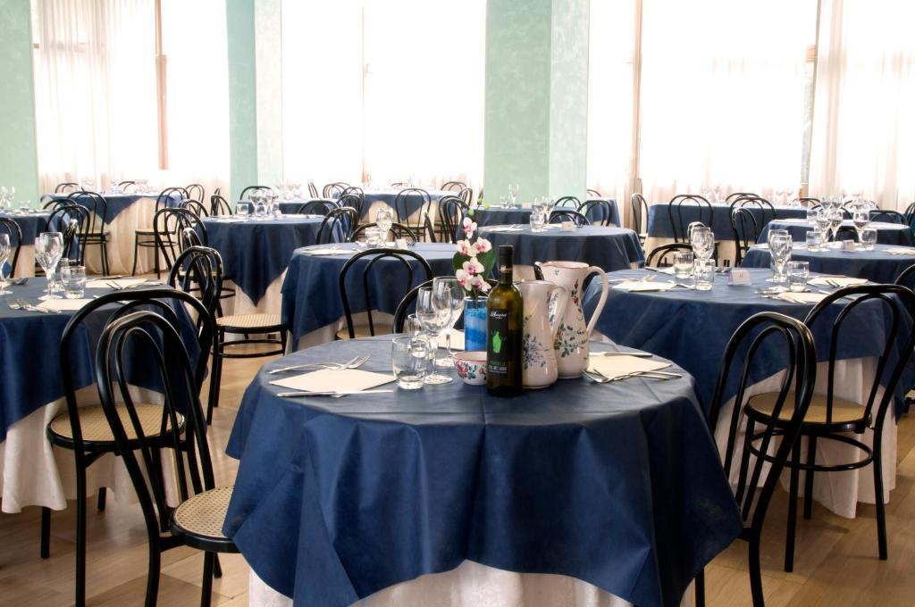 Hotel Royal Песаро Екстериор снимка